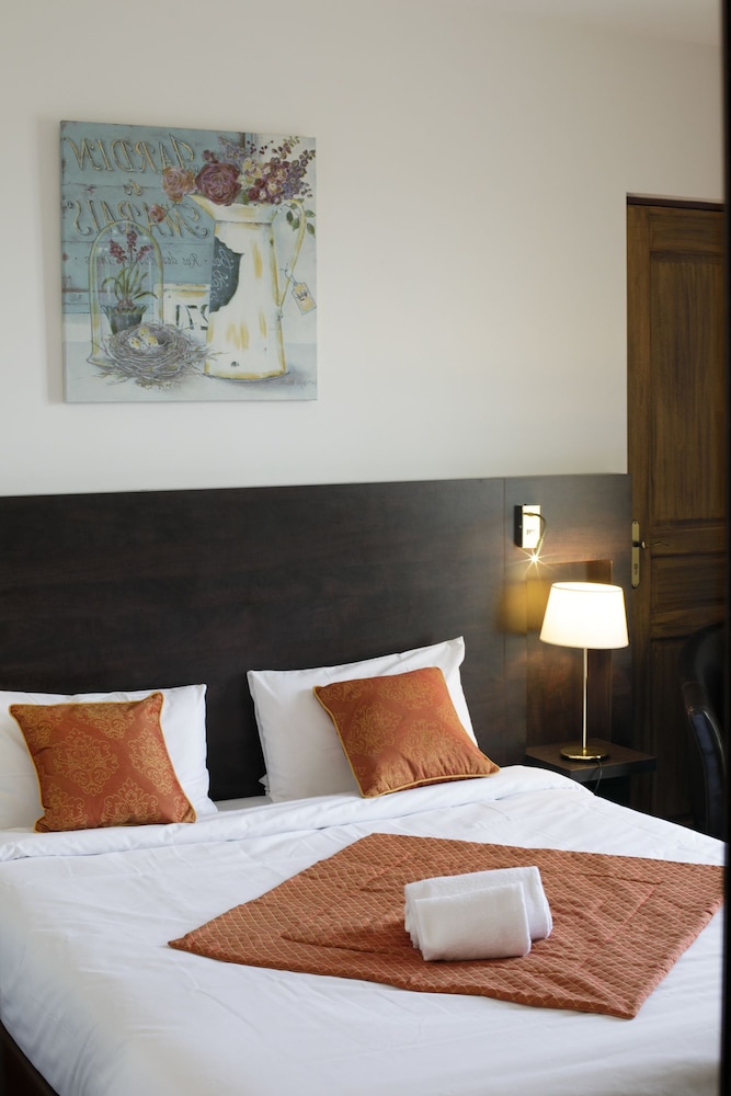 L'EPI HOTEL 4/25