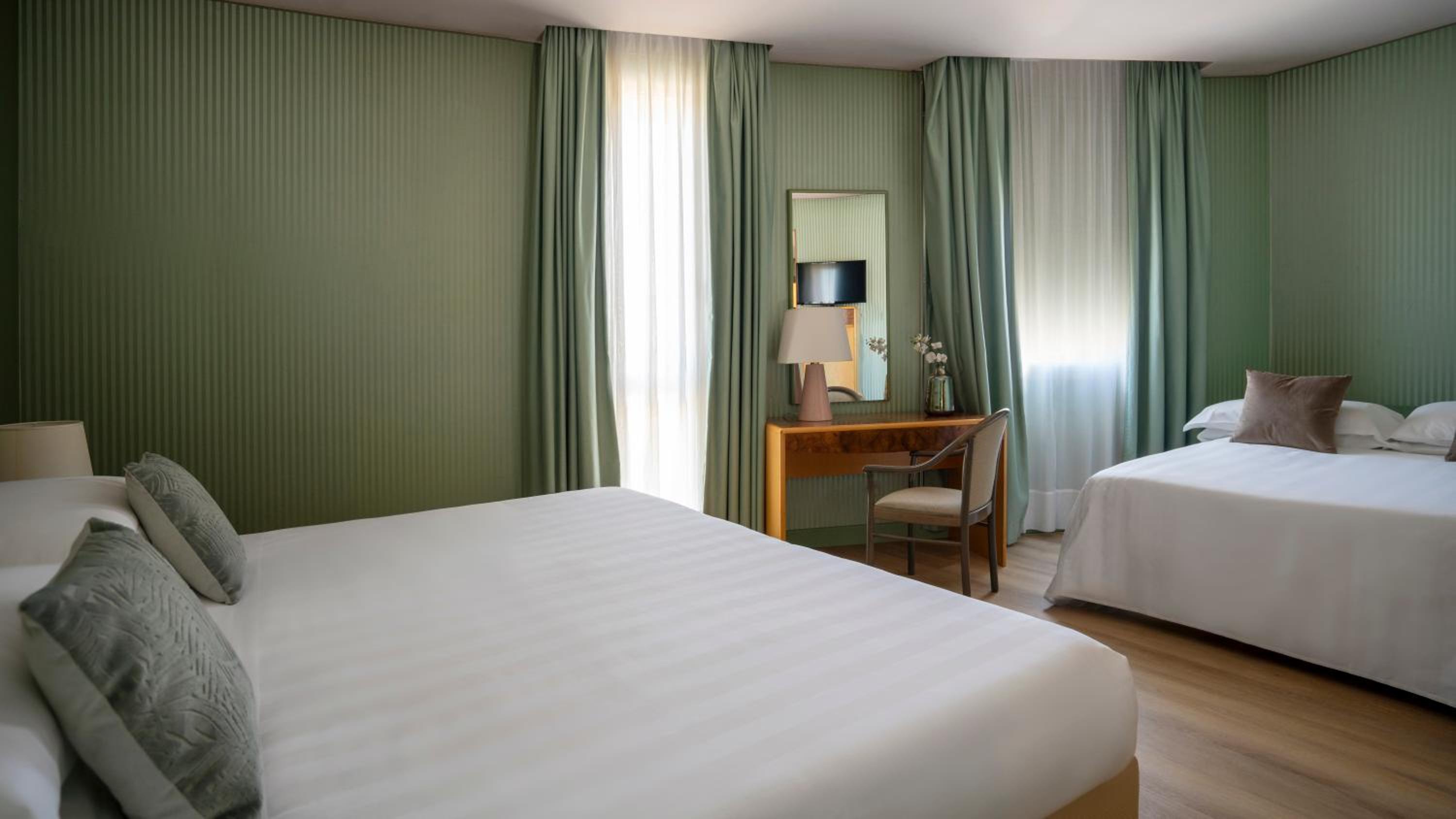 ROOM, QUADRUPLE