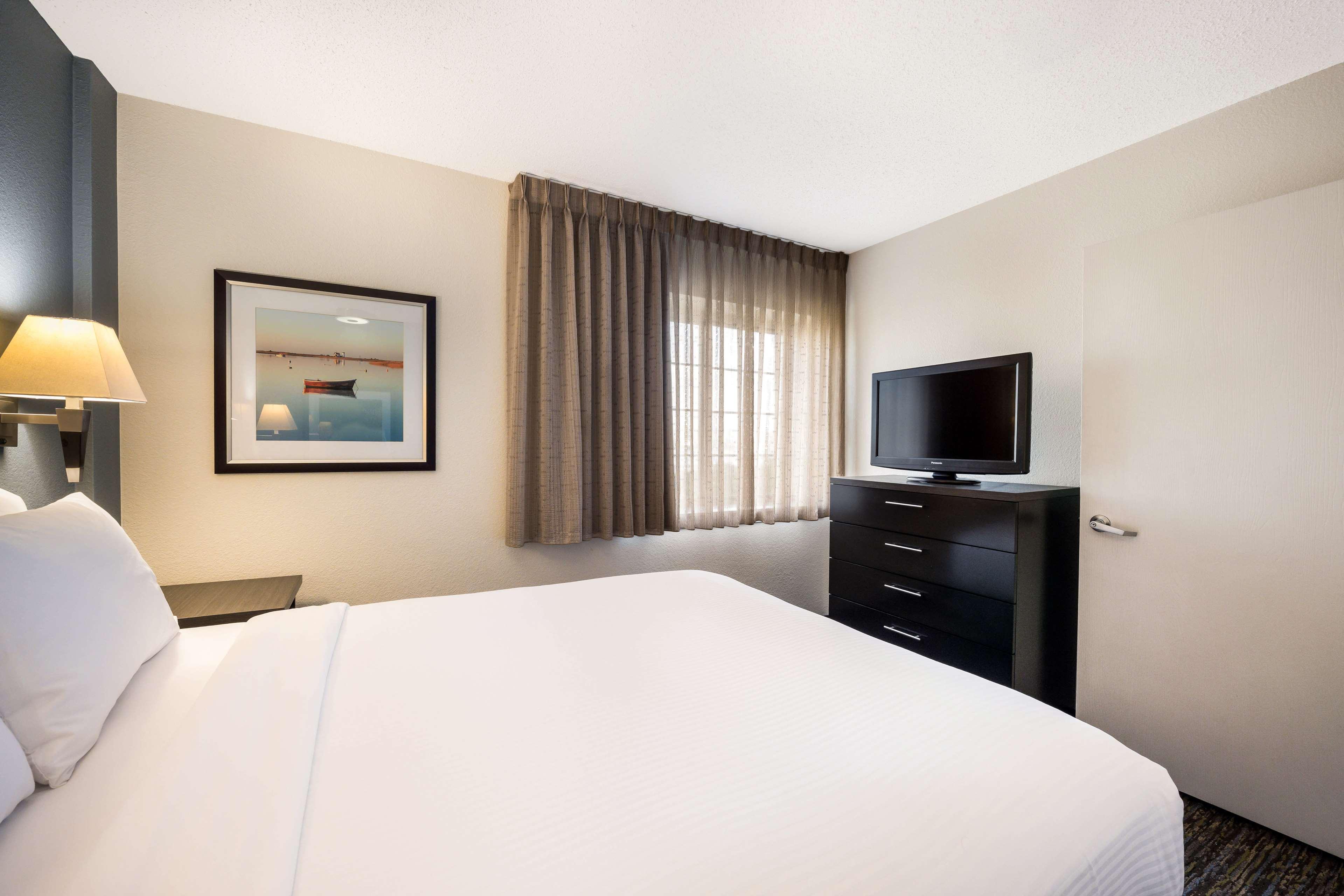 1 BEDROOM, SUITE, QUEEN BED