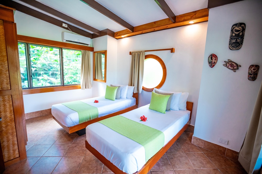 2 Bedrooms, Bure, Pool, Queen and Twin Beds