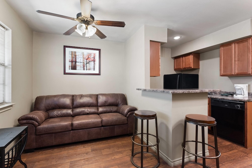 Eagles Den Suites Big Spring a Travelodge by Wyndham 16/34