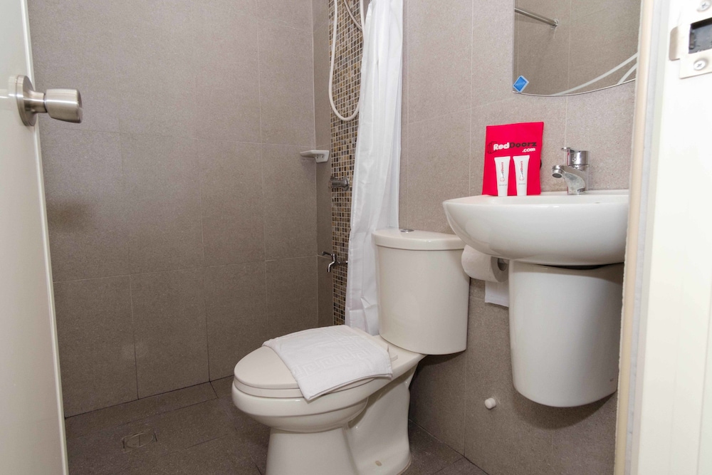 Reddoorz Plus Edsa Congressional 16/32