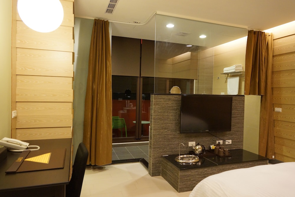 823-Tourist Hotel 64/64