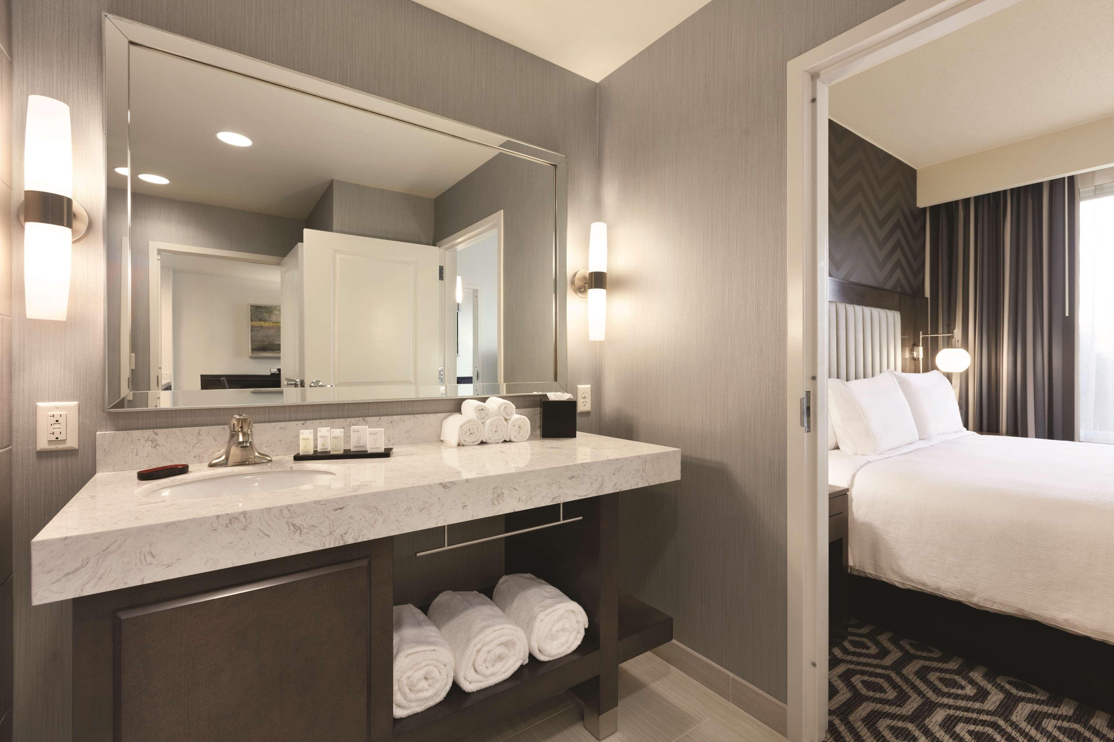جناح بسرير كينج، Embassy Suites By Hilton Portland Hillsboro 4/4