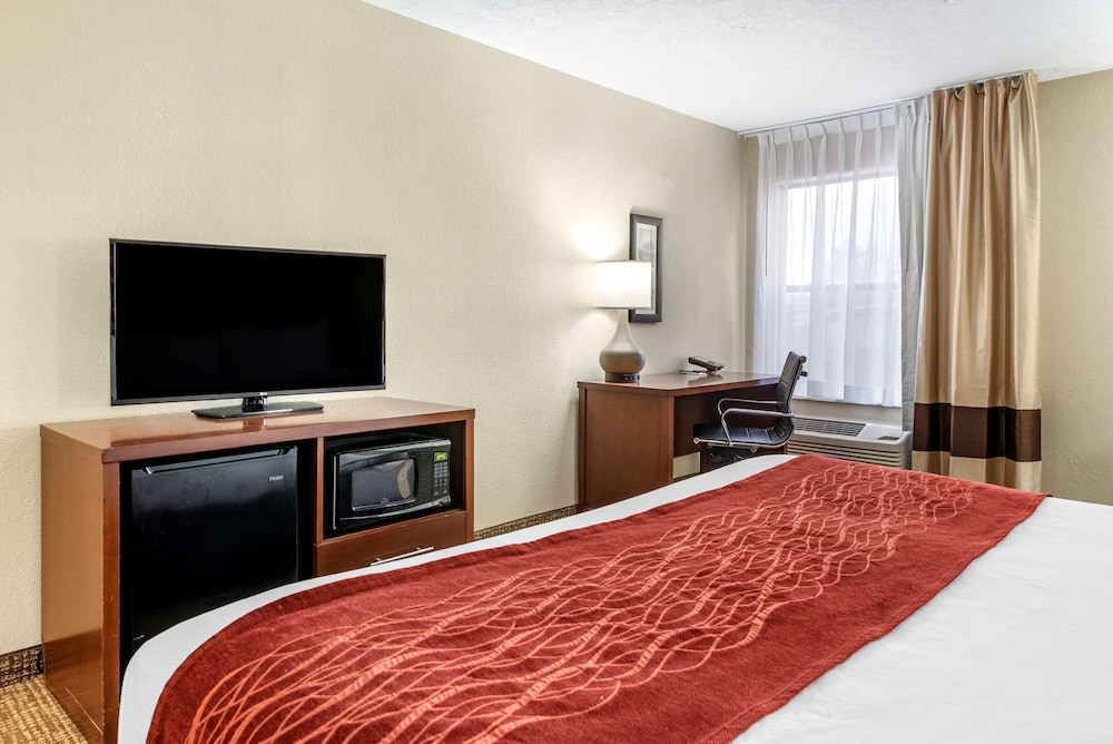 Comfort Inn & Suites Cincinnati Eastgate 15/40
