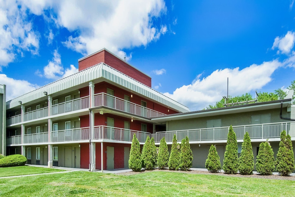 Days Inn & Suites by Wyndham Johnson City 2/36