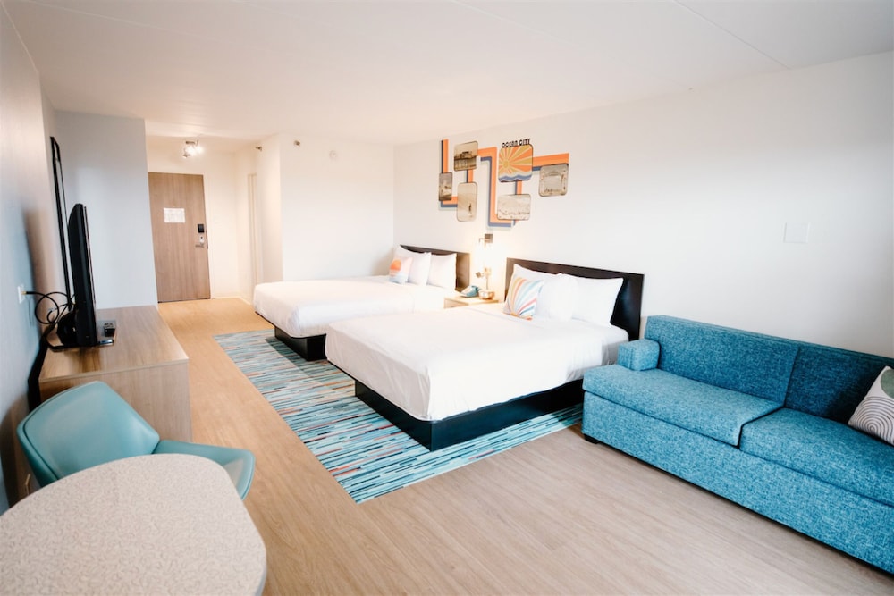 Room, 2 Queen Beds, Urban View, Sofa, Balcony، Atlantic OceanFront Inn 9/10