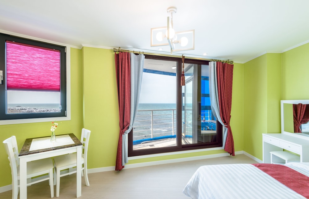 On The Sea Pension 61/80