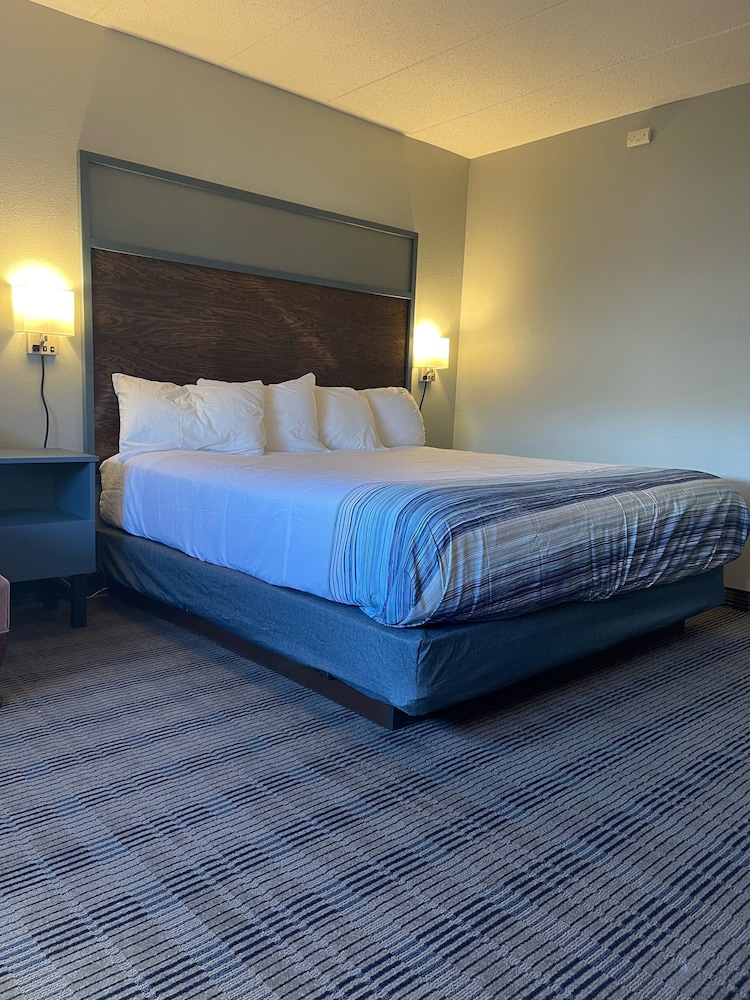 AmericInn by Wyndham Ladysmith 2/25