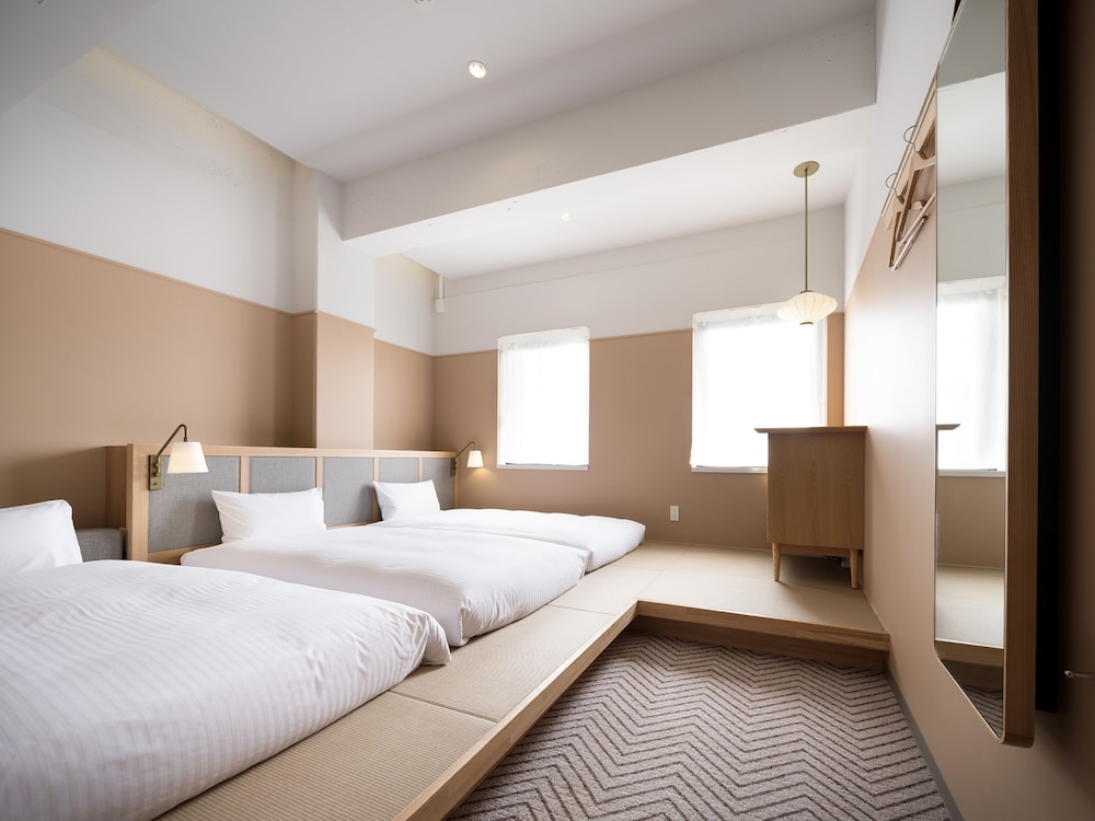 JAPANESE, ADJOINING, MODERATE, PRIVATE BATHROOM