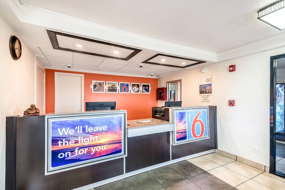 Lobby at Motel6 Anniston, AL, OXFORD - AL