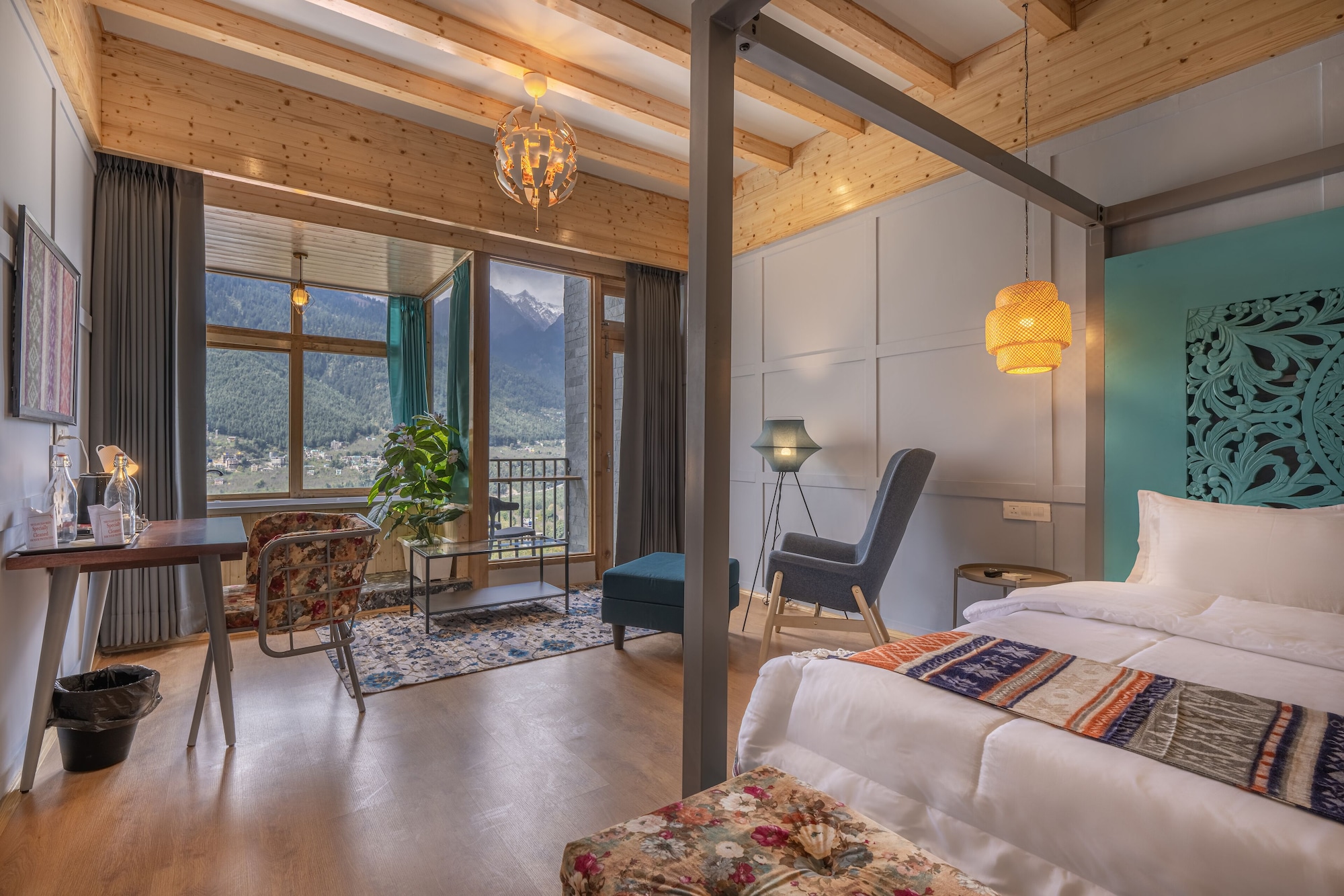 غرفة فاخرة بسرير كينج بإطلالة على الجبل بشرفة، Echor Himalayan Heights Luxe Manali 3/8