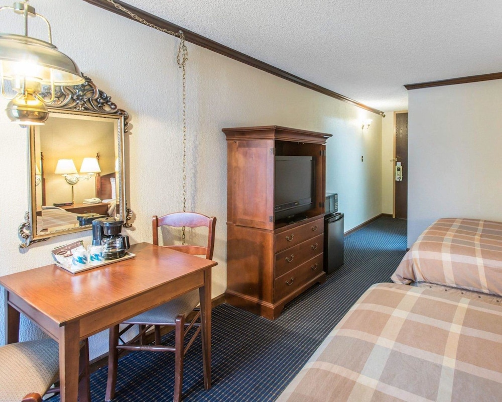 The Boulder Broker (ex. Rodeway Inn and Suites The Broker) 38/42