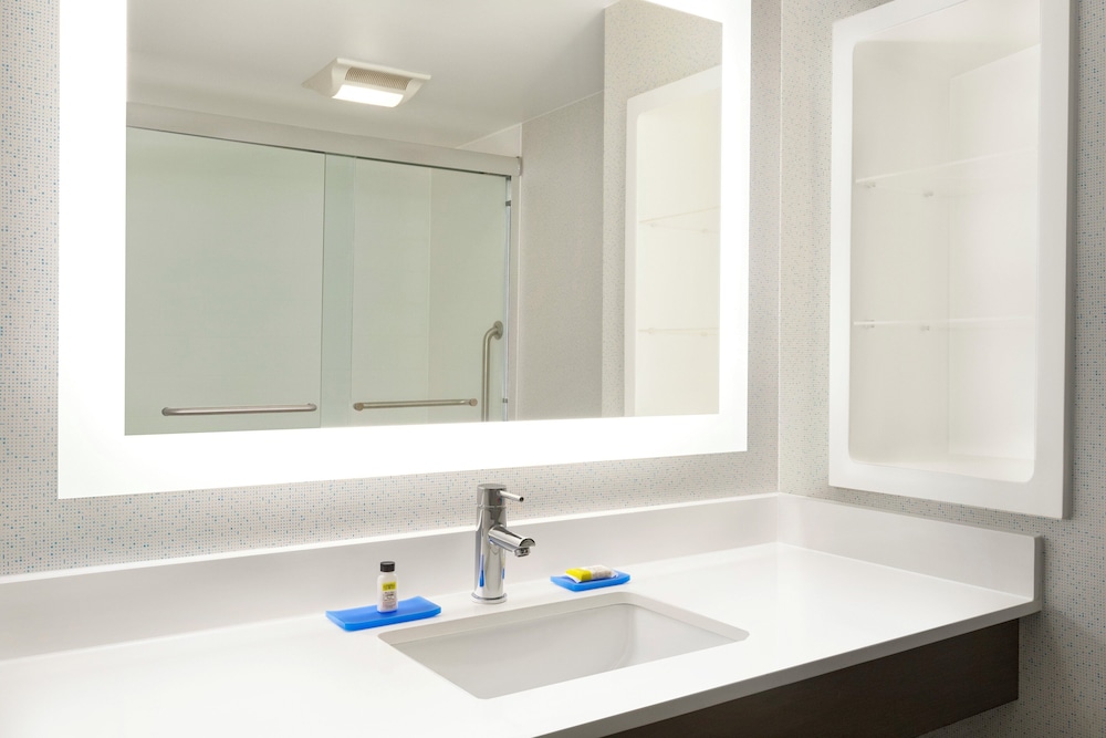 غرفة قياسية بسرير كينج، Holiday Inn Express & Suites Fort Myers East - The Forum 5/5