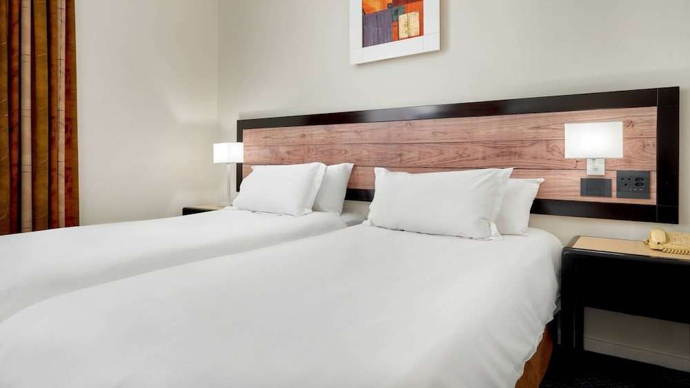 SUITE, TWIN BEDS