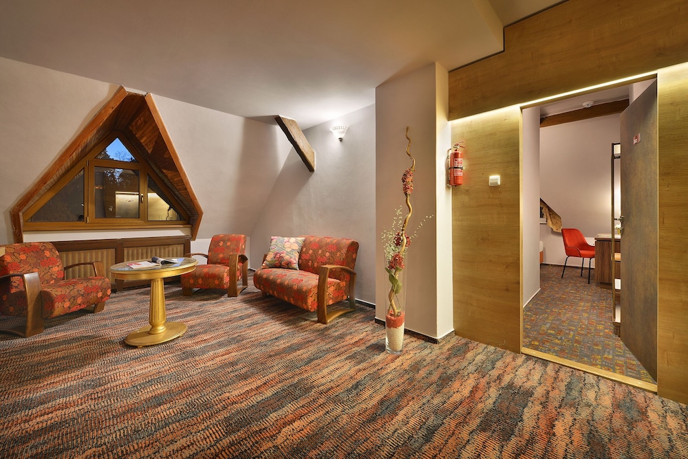 MAXIMILIAN LIFESTYLE RESORT 24/50