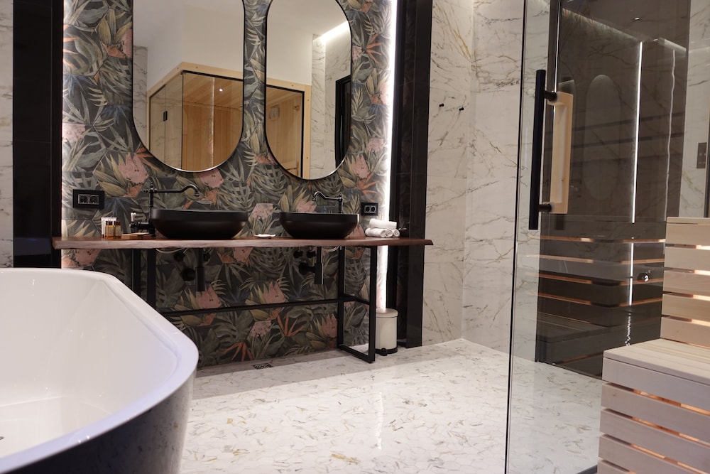 One Luxury Suites 28/72