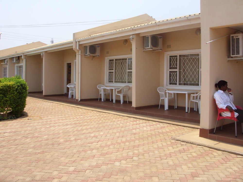 Lusaka Mosi-O-Tunya Executive Lodge 16/19