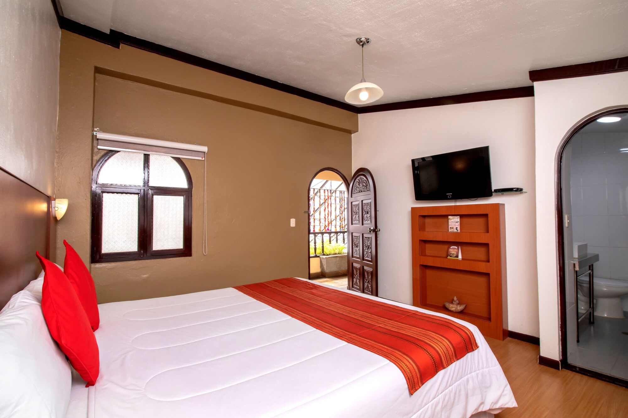 STANDARD, QUEEN BED, PRIVATE BATHROOM