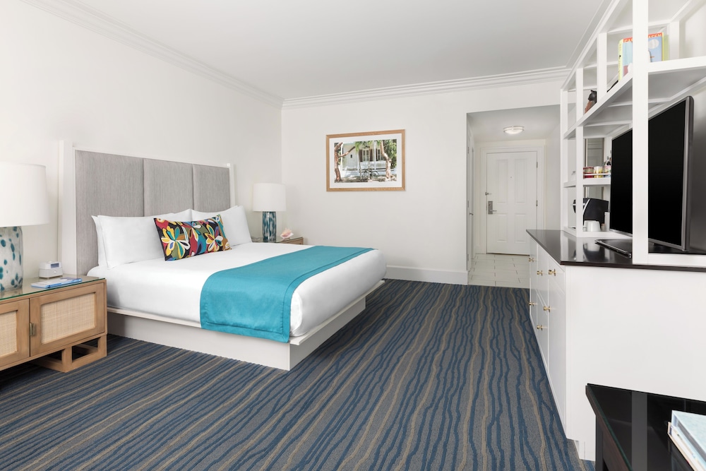 ROOM, KING BED, PARTIAL HARBOUR VIEW, BALCONY
