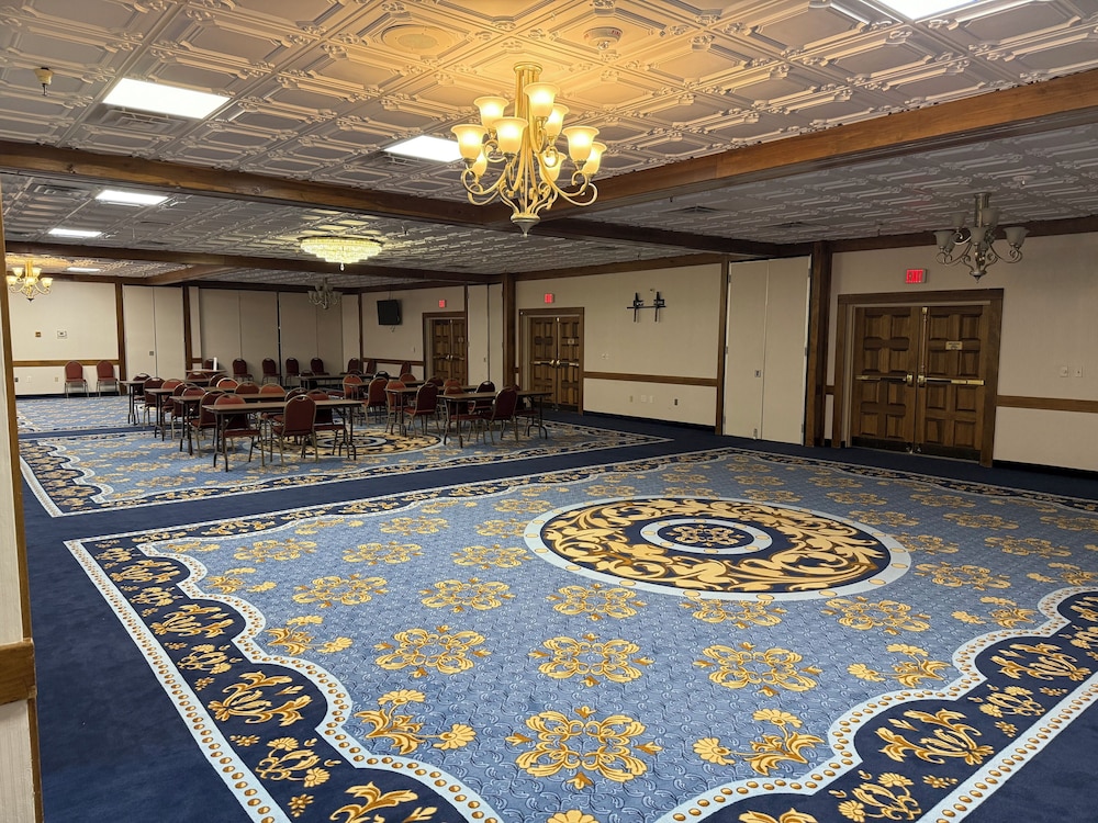 Holiday Lodge Hotel &amp; Conference Center 24/50