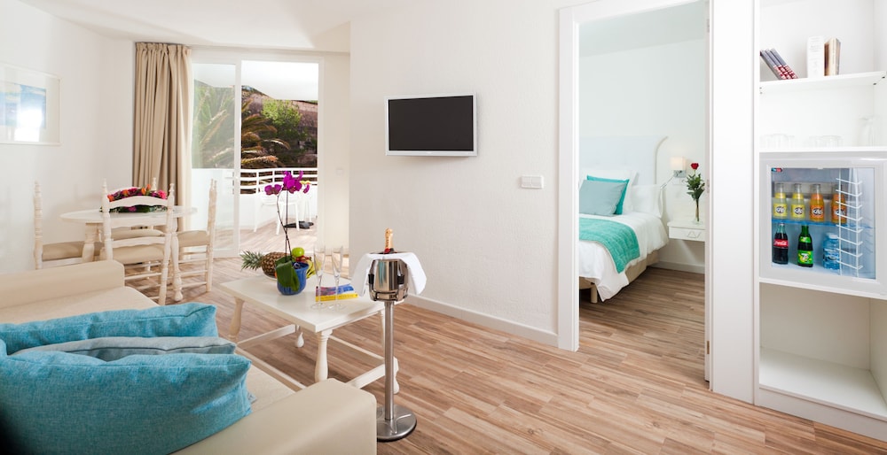 Fergus Style Cala Blanca Suites 22/37