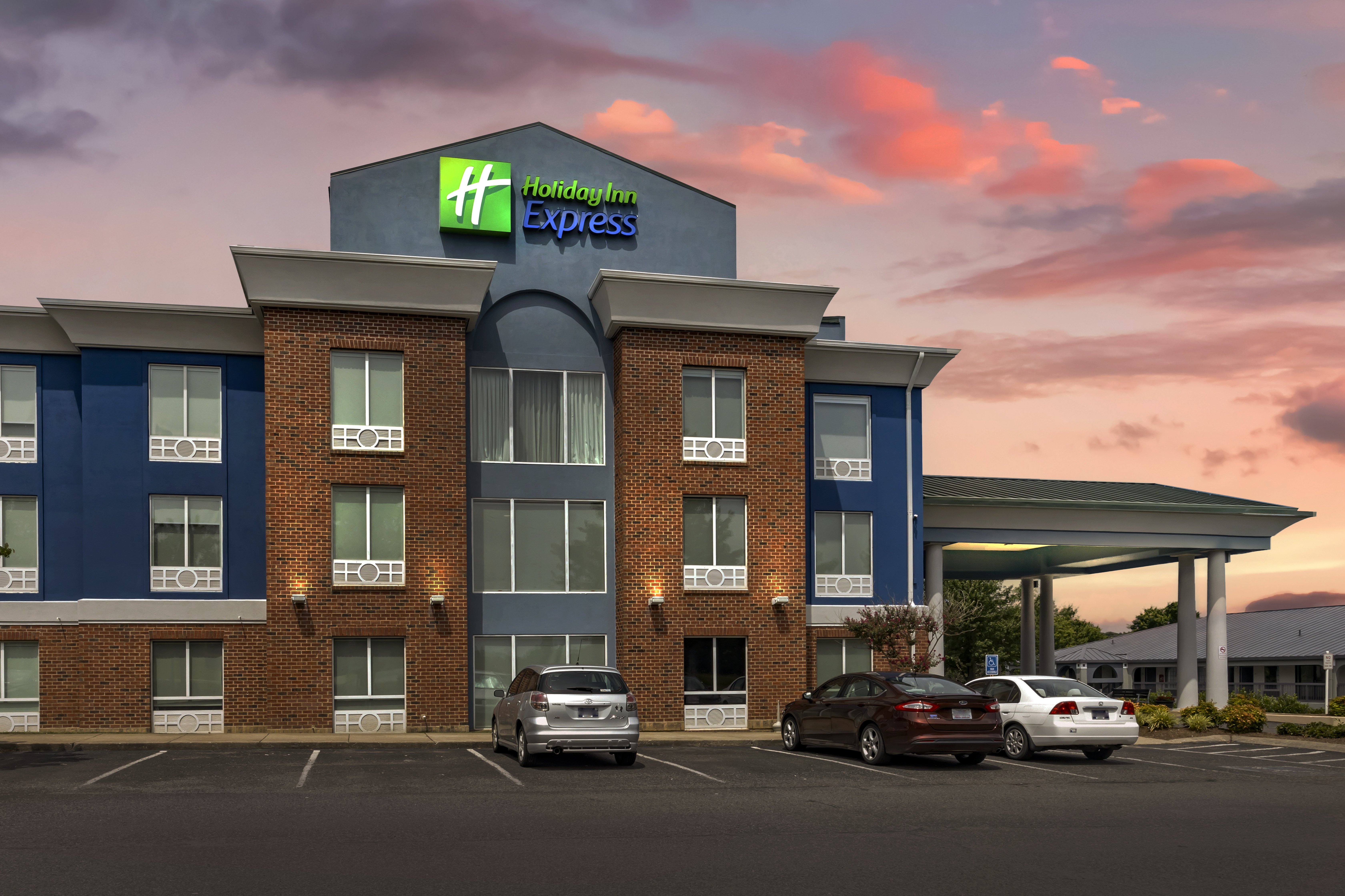 Holiday Inn Express White House 2/43