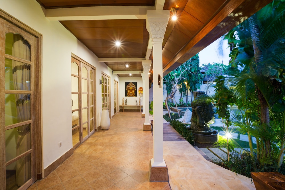 Bale Seminyak 3/16