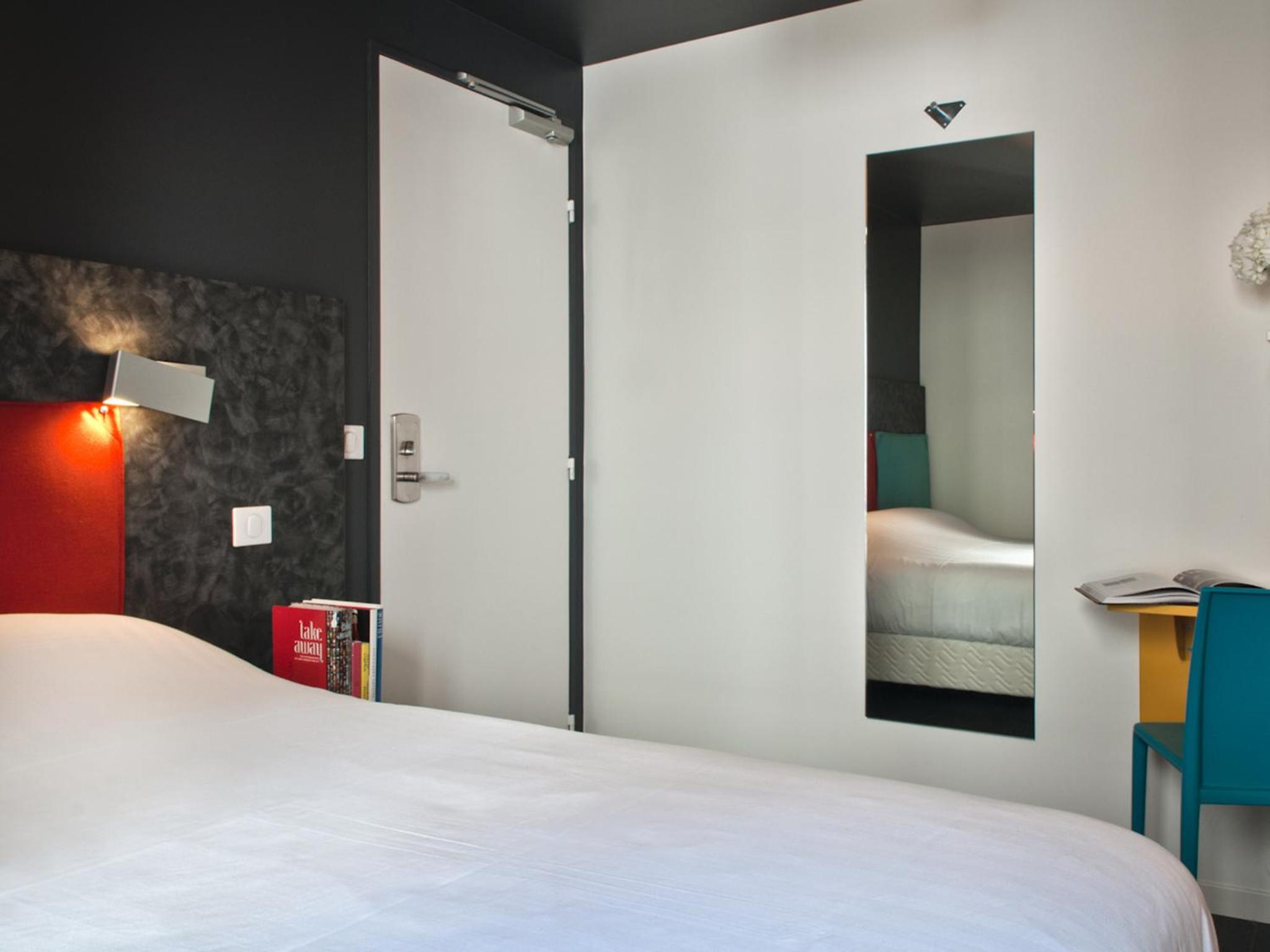 ROOM, SINGLE