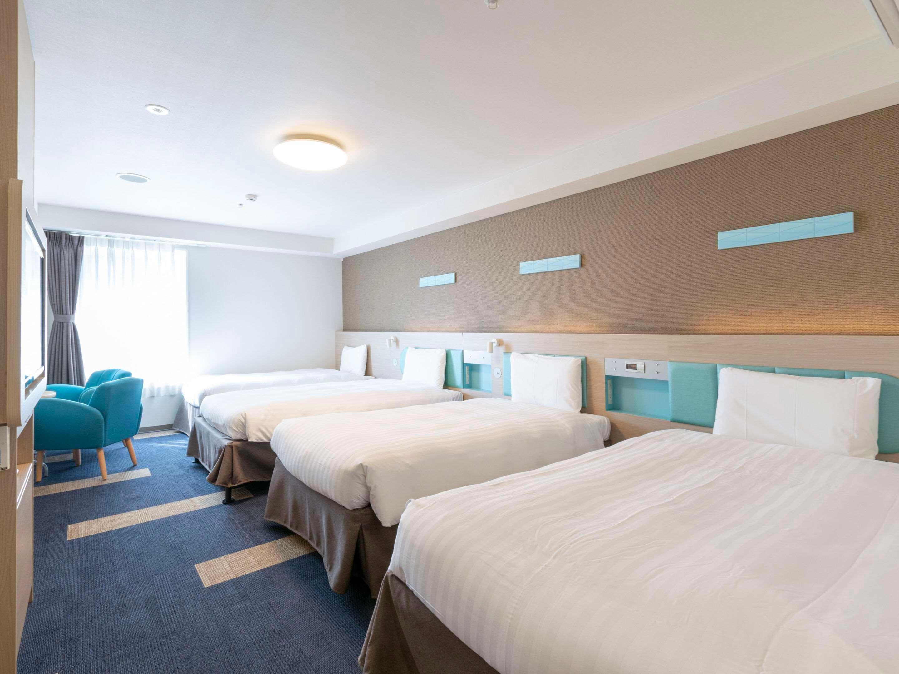 ROOM, 3 BEDS