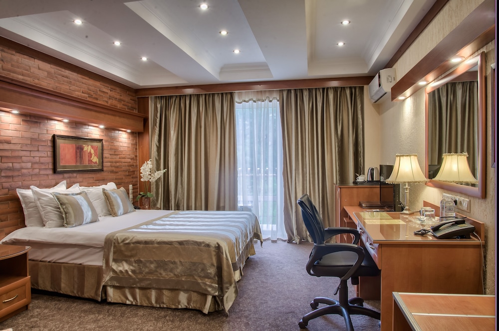 DELUXE, DOUBLE OR TWIN BED