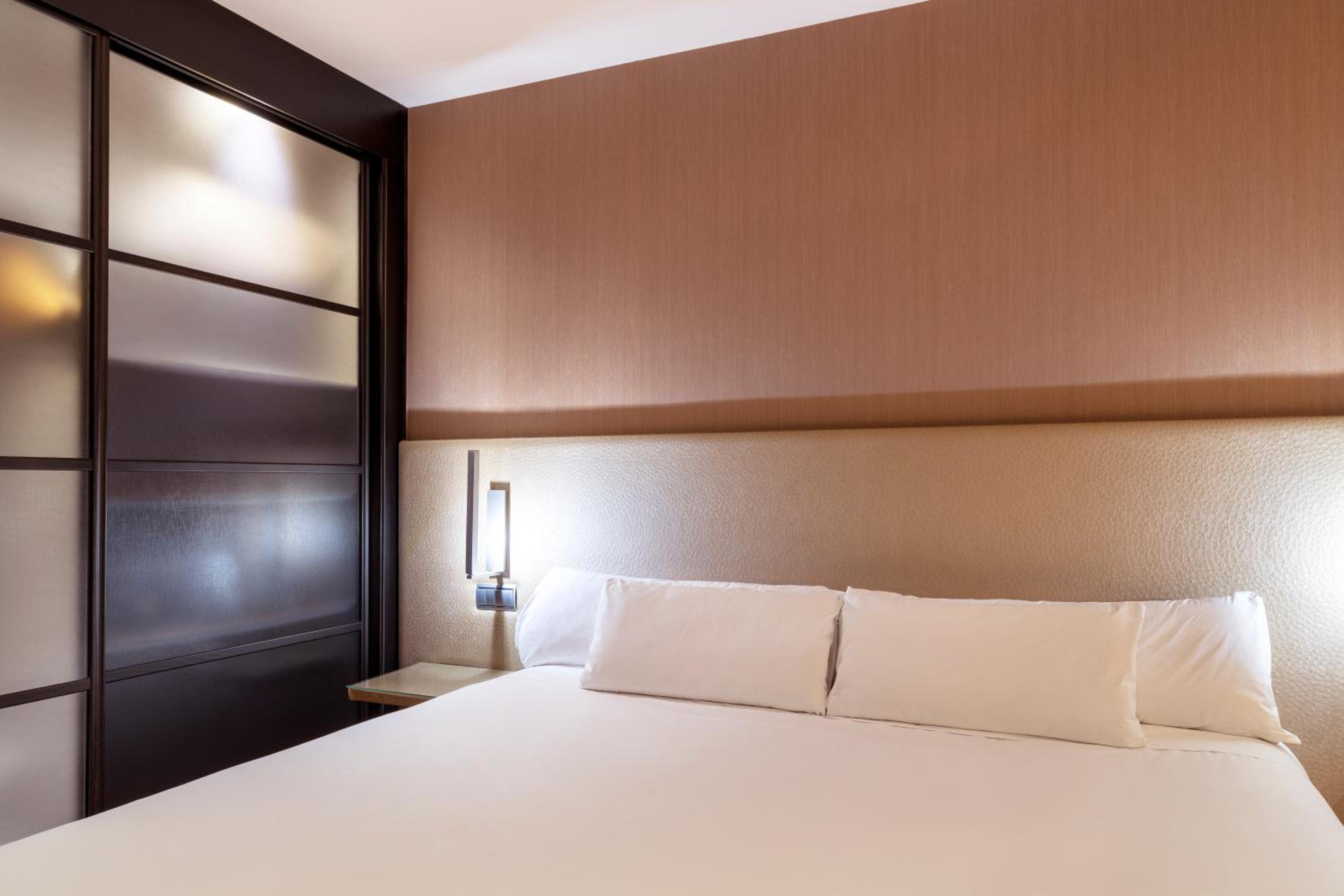ROOM, DOUBLE OR TWIN BED