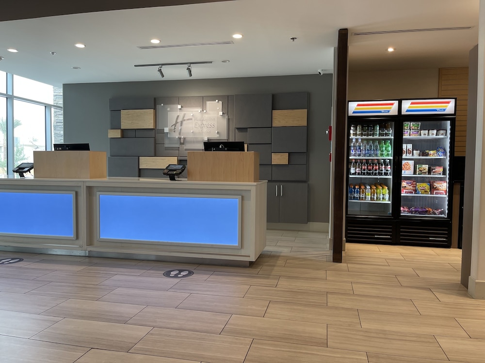 Holiday Inn Express & Suites Phoenix - Airport North 12/71