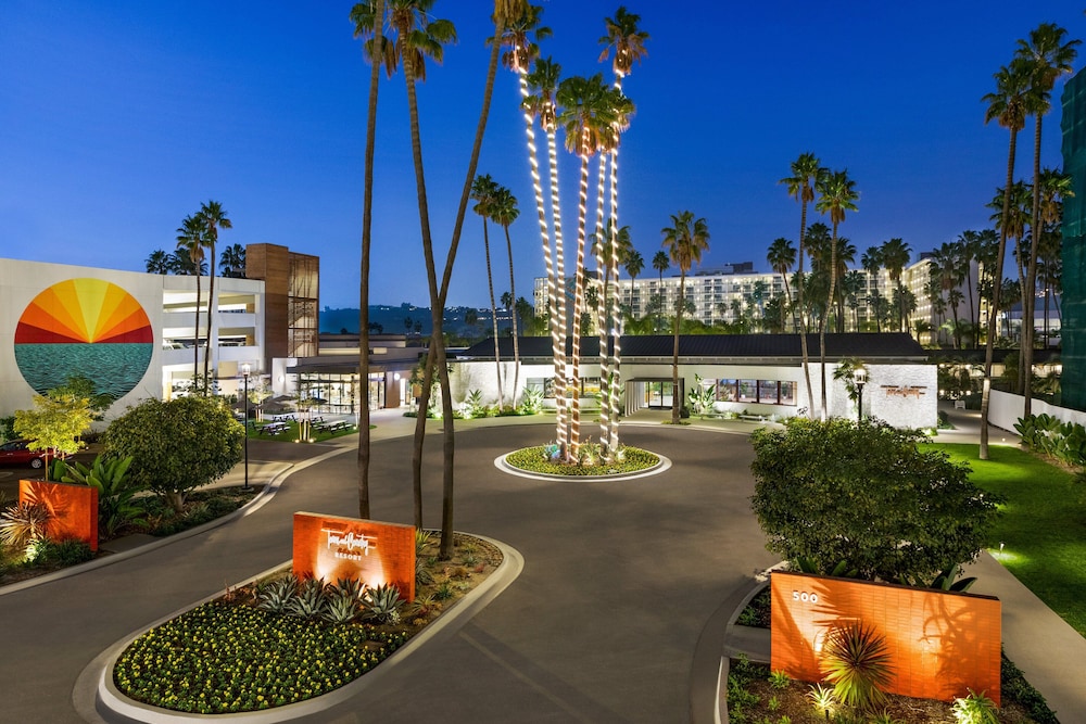 Town and Country Resort 10/80