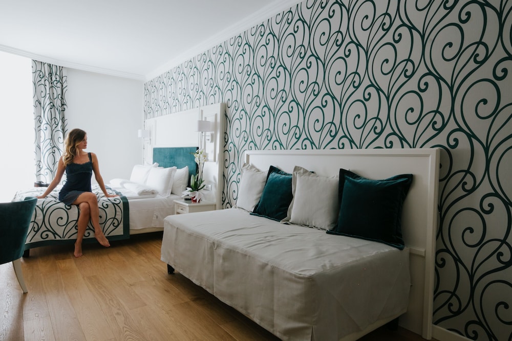 DELUXE, TRIPLE, 1 DOUBLE AND 1 SINGLE BED