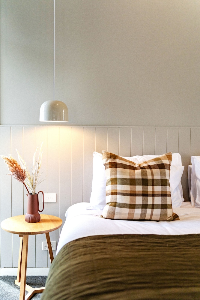 Hepburn Spa Retreat 12/28