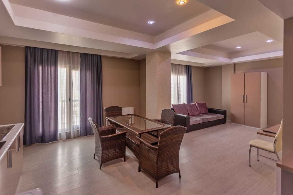 Hotel Diplomat Suites 38/44