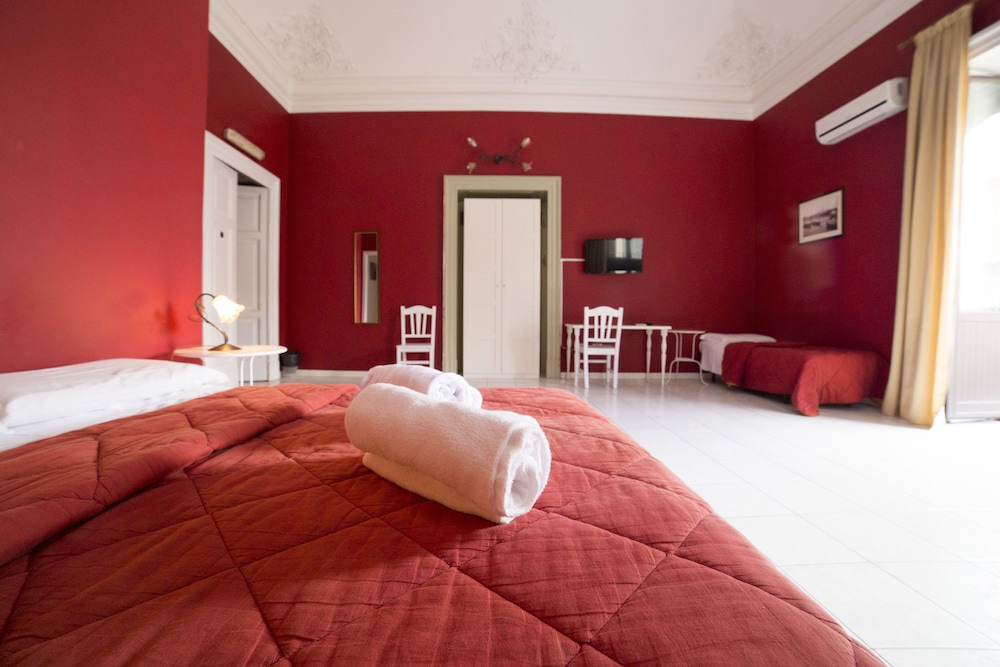 ROOM, TRIPLE, 1 DOUBLE AND 1 SINGLE BED