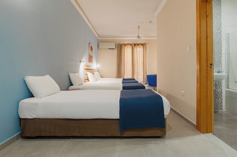 غرفة قياسية رباعية بسريرين منفصلين بإطلالة على المسبح بشرفة، Xemxija Bay Hotel (ex Porto Azzurro) 2/4