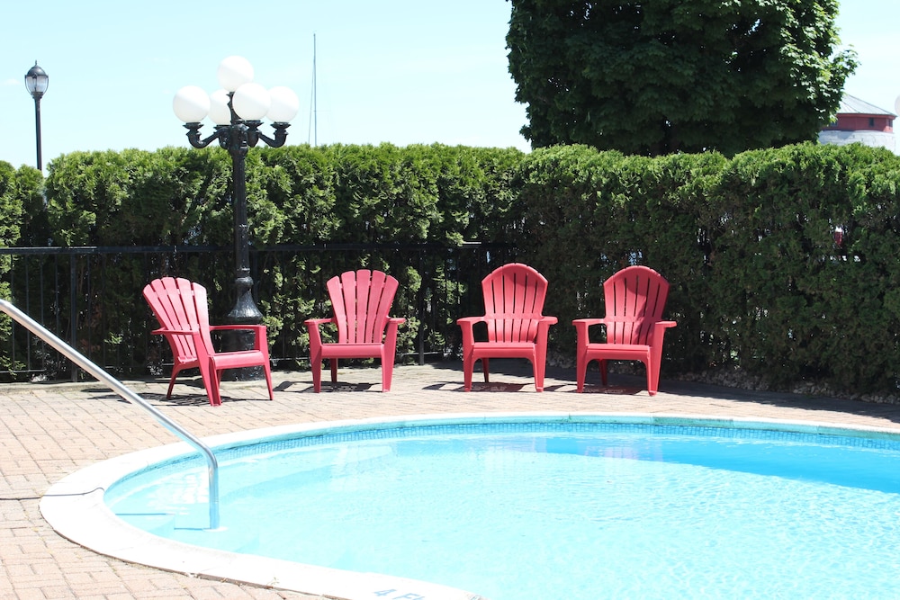 Confederation Place Hotel 44/68