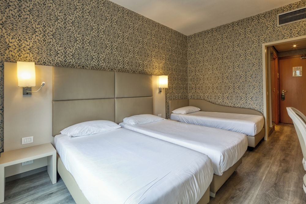 1 BEDROOM, TRIPLE