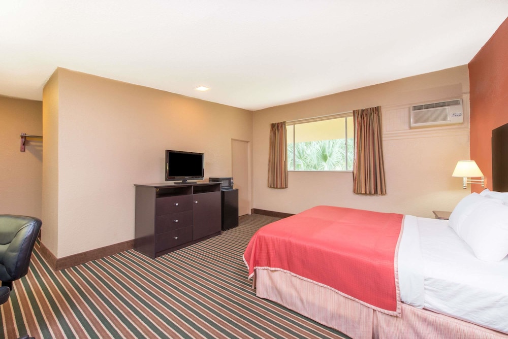 Howard Johnson by Wyndham Historic Lake Charles 12/44