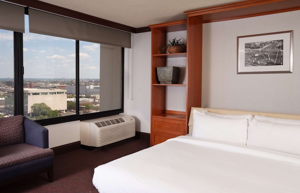 DoubleTree by Hilton Cleveland Downtown Lakeside 27/67