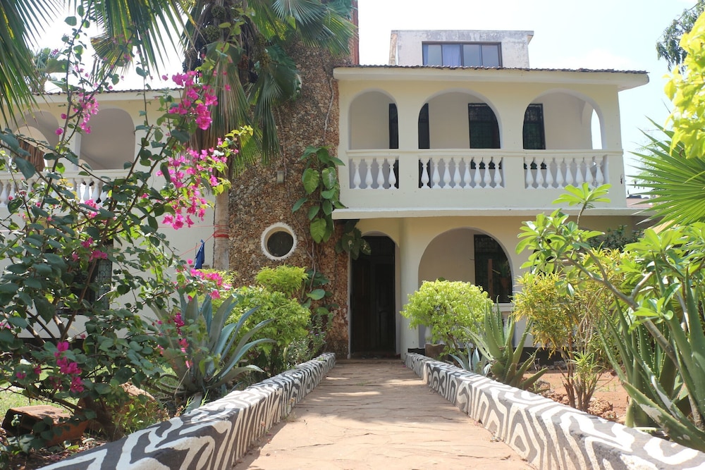 Akogo House 27/29