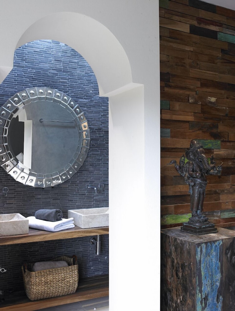 The Giri Residence Hotel & Spa 38/39