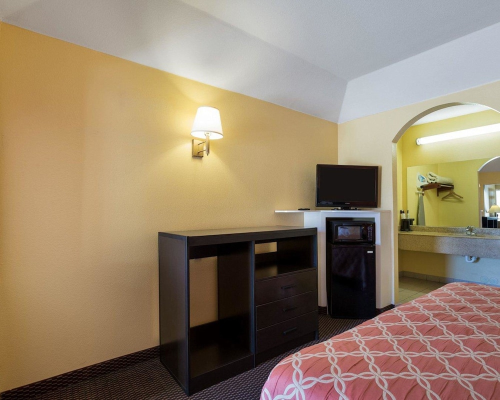 Rodeway Inn & Suites Humble IAH 11/34