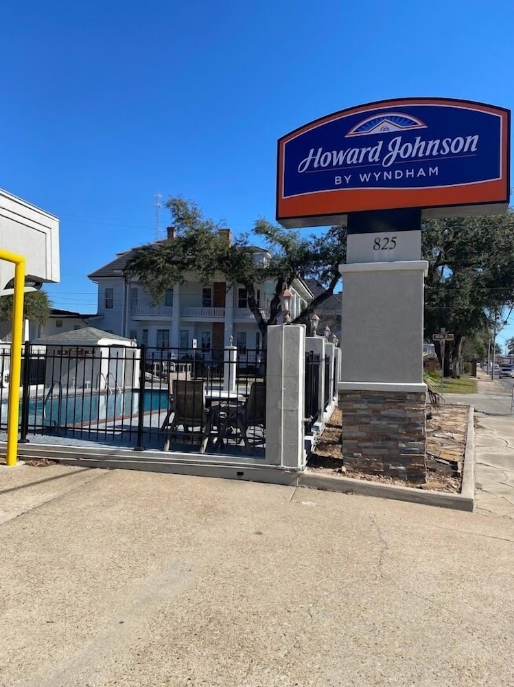 Howard Johnson by Wyndham Historic Lake Charles 38/44
