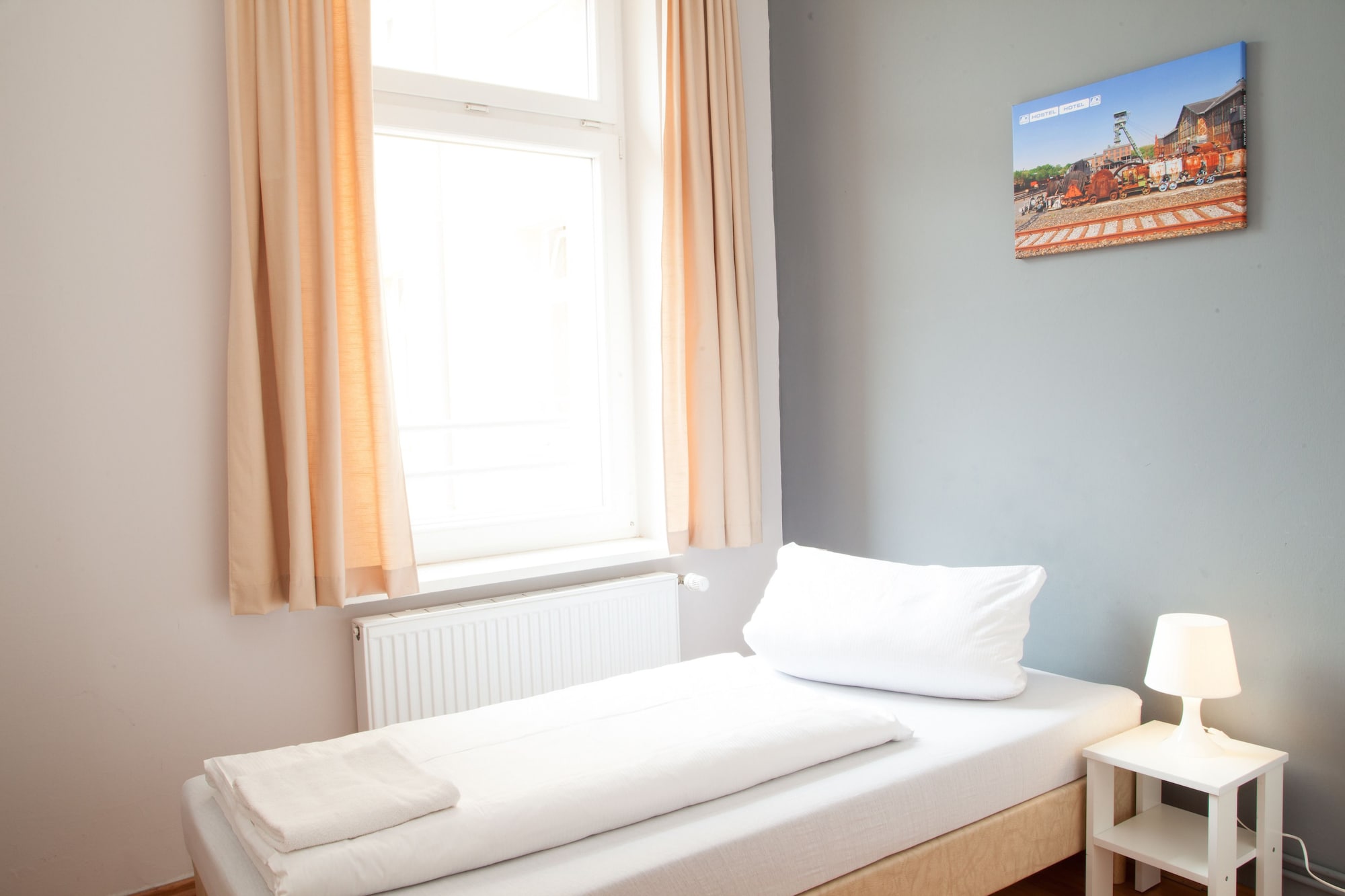 ROOM, SINGLE