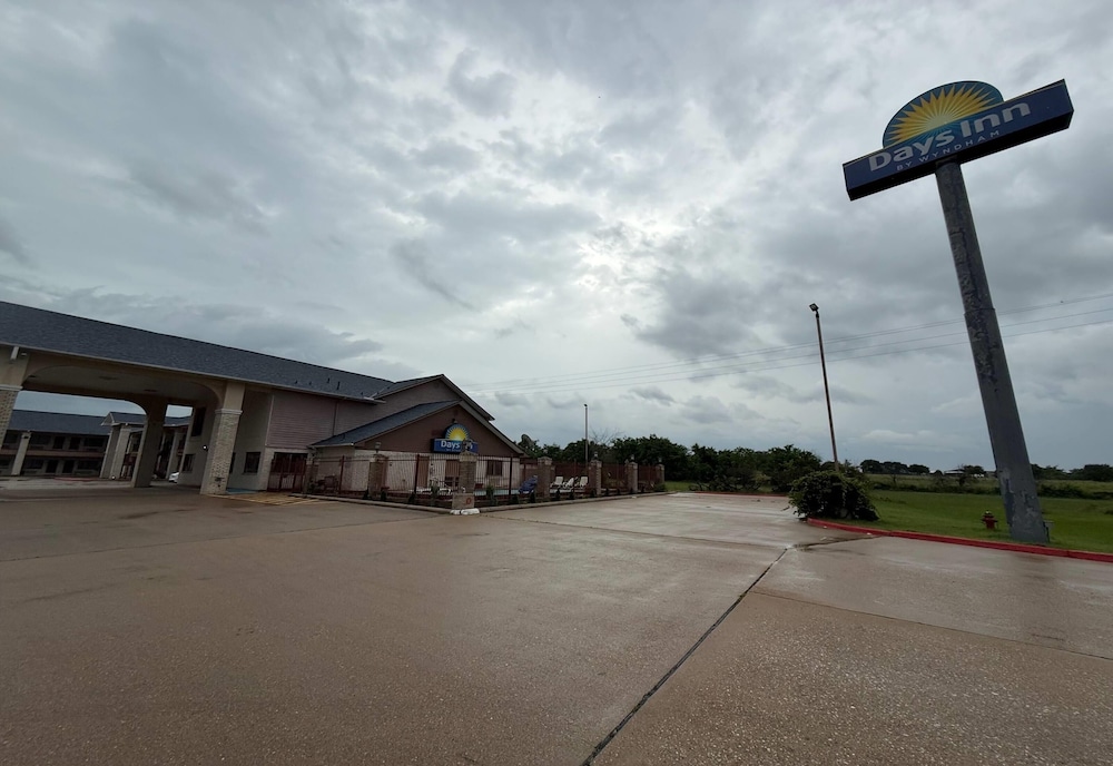 Days Inn by Wyndham Navasota 52/60