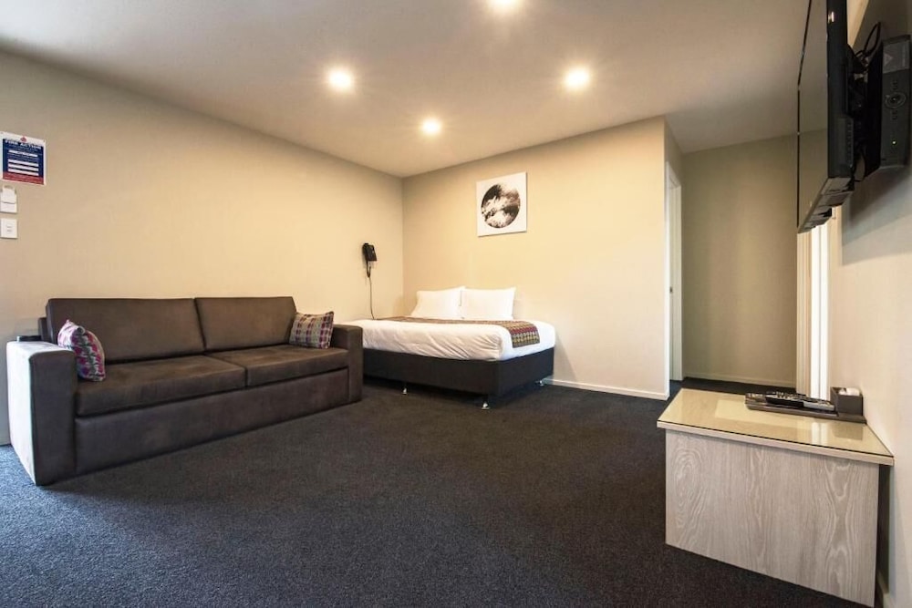 Ellerslie Palms Motel 45/68